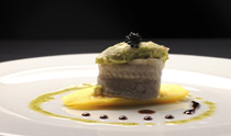 pincho de arenque con sus huevas, mango y guacamole