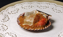 zamburiñas con velo ibérico y brunoise de verduras